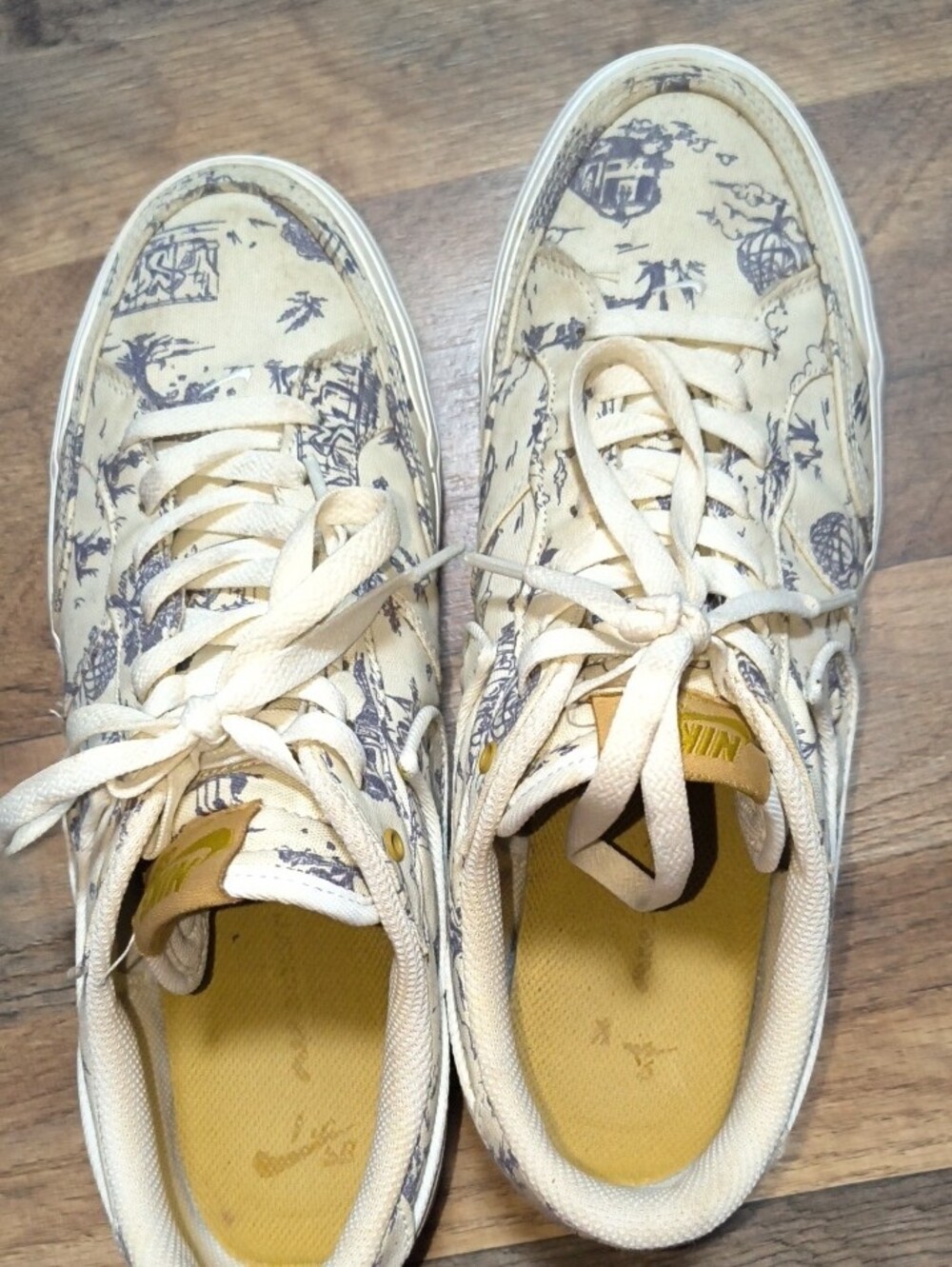Nike Cream Toile-Print Low Top Sneakers with Navy Accents - Picture 5 of 6